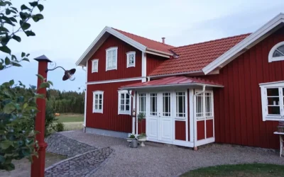 Rött hus med vita knutar på landet