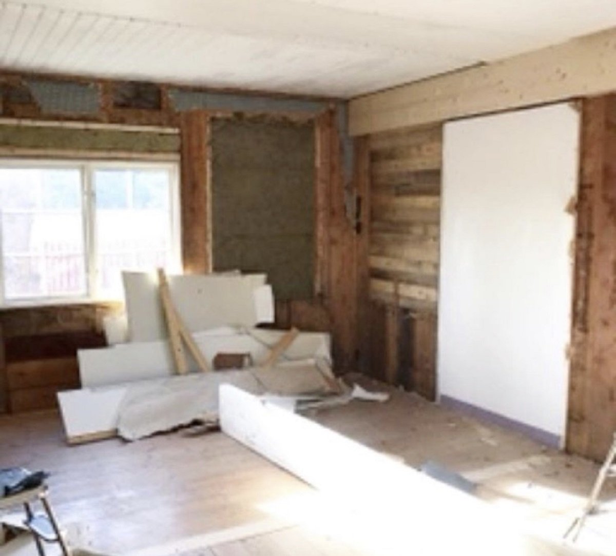 renovera tv-rum med slipat betonggolv
