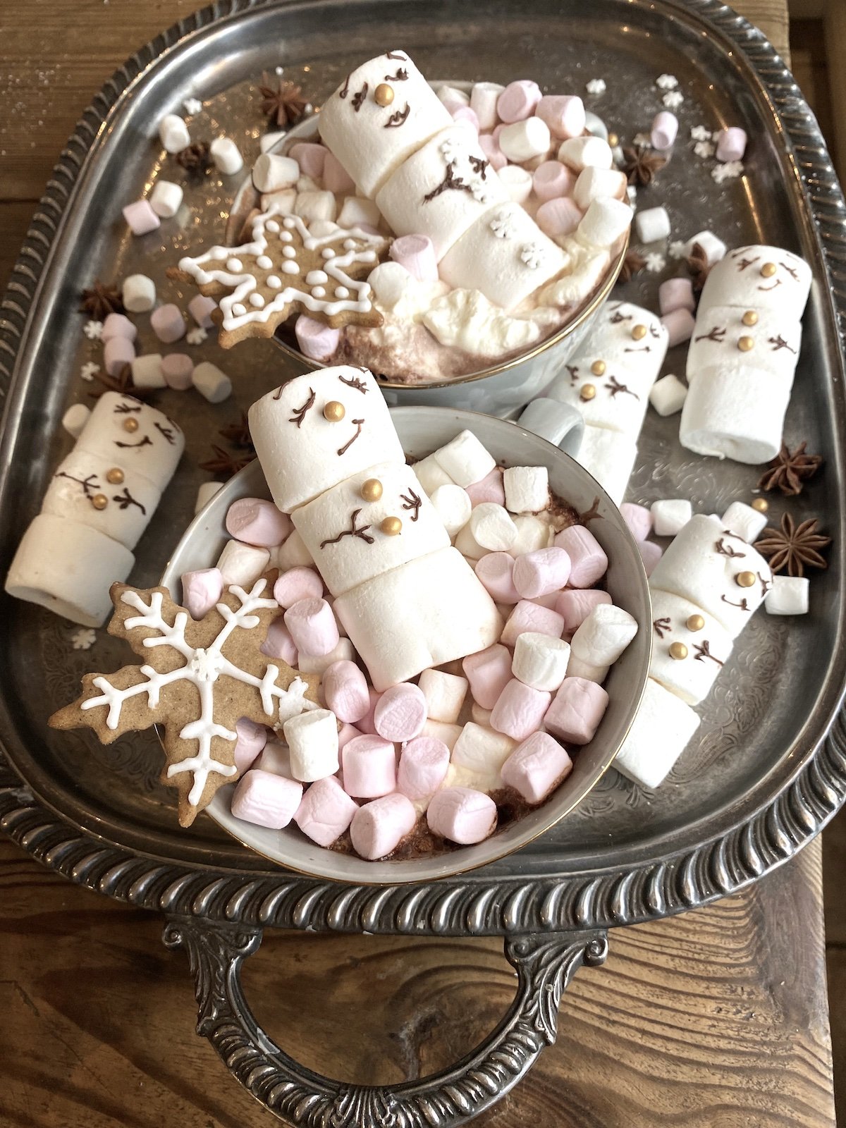 Gör snögubbar av marshmallows 